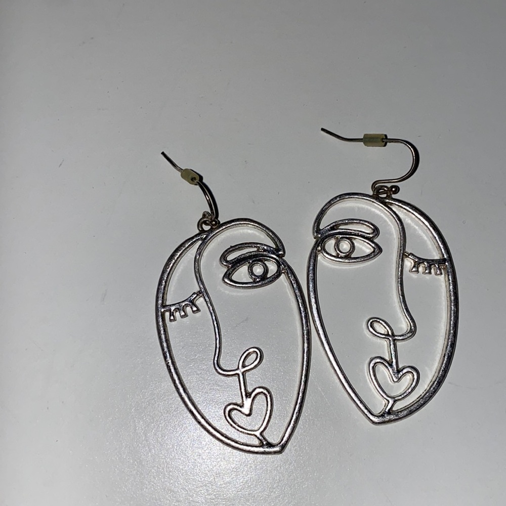 Walter Green face wink earrings in silver!